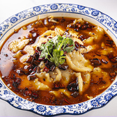 夜は中国各地の料理人を集め、多彩な料理をお届けします。毎月異なる料理人によるフェアを開催し、各地域の本格的な味を楽しむことができます。専門のシェフたちが厳選した新鮮な素材を使用し、一皿一皿にこだわりを込めて調理し、お客様にご提供しております。