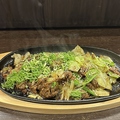 料理メニュー写真&nbsp;牛すじキャベツ鉄板焼