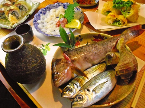 高級割烹料亭よりは気軽に、居酒屋よりは大人な雰囲気で自慢の鮮魚料理を堪能できる。