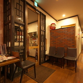 【居心地の良い空間】 お子様連れやご年配の方にとっても快適に過ごせる環境を重視しています。多様なニーズに応えるため、リラックスできるスペースを提供し、家族みんなで楽しめる場所を目指しています。お子様向けの本も豊富に取り揃えており、皆様が楽しむことができる空間です。心温まるひとときをお過ごしください。