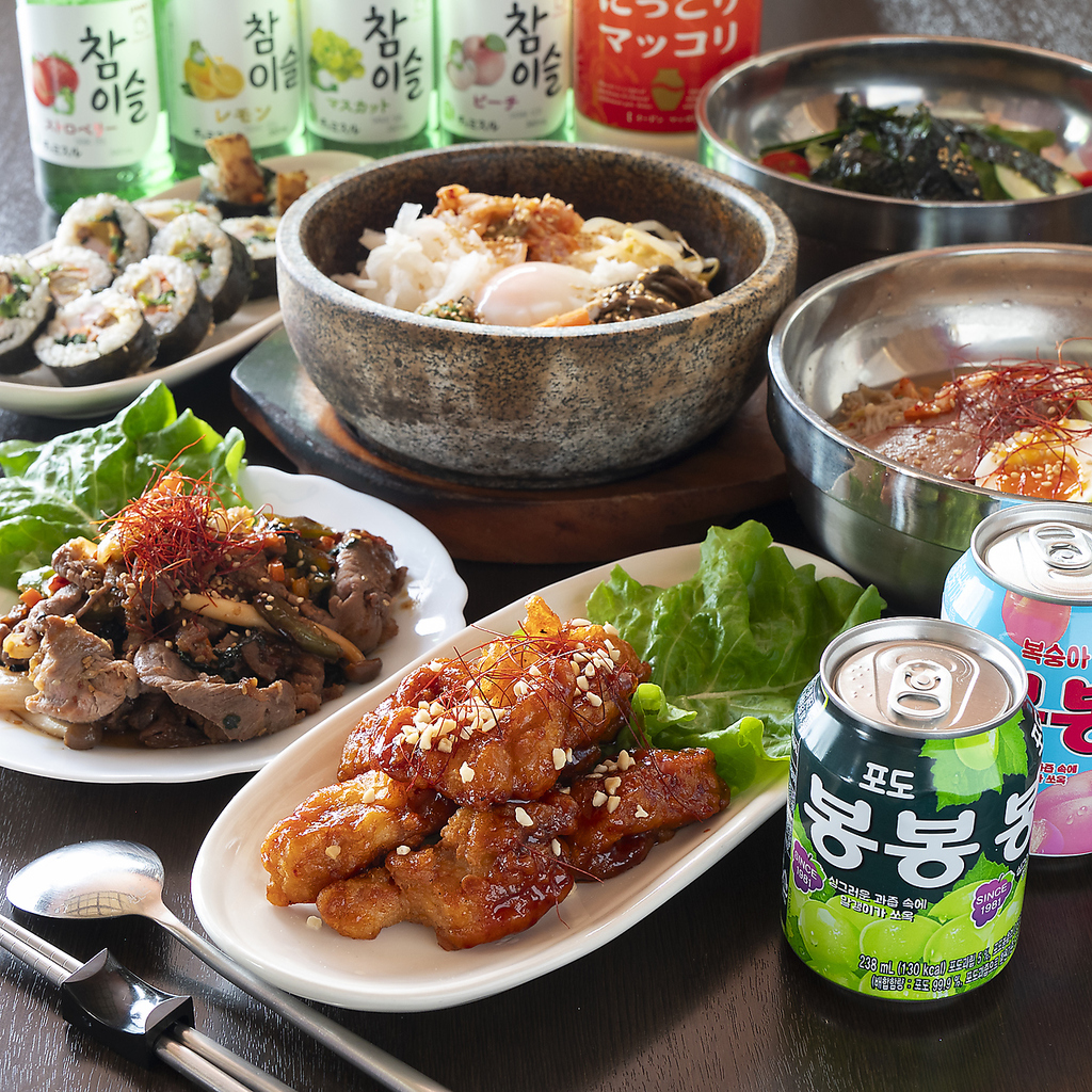 韓国の多種多様なお酒を楽しむことができ、仕事帰りに軽く一杯飲むのに最適な場所になっております♪