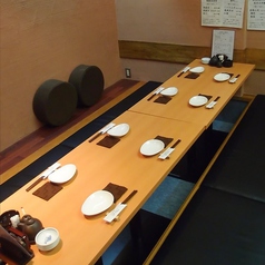 奥のお部屋は掘り炬燵個室になっています。4名様～最大20名様の大人数の宴会にもご利用いただけます。新宿 居酒屋 日本酒