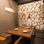 仕切りで区切られた半個室ございます。ロールカーテンを下して半個室使いもできます！