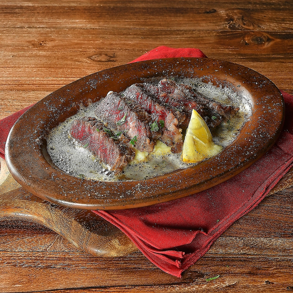 お肉の旨味が口いっぱいに♪ステーキなど★自家製クラフトビールと一緒にどうぞ♪