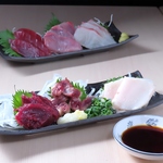 新鮮な馬刺しや旬の魚介のお刺身。店主こだわりの創作料理と一緒に、冷えたお酒でお楽しみください！