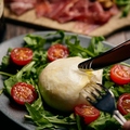 料理メニュー写真 イタリア産 ブラータチーズとルーコラのサラダ ～メイプルシロップ風味～