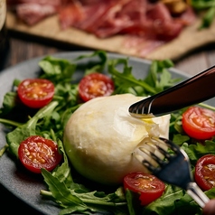 イタリア産 ブラータチーズとルーコラのサラダ ～メイプルシロップ風味～
