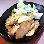 熱々の鉄板で提供されるお肉料理。香ばしい匂いが食欲をそそり、ビールやハイボールが進む逸品です！