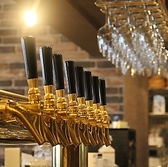 自家製クラフトビールを注ぐ金色のタップ！