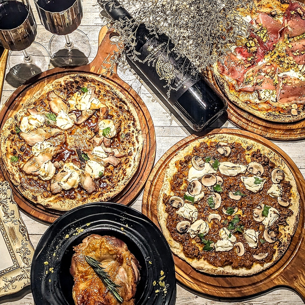 ミエーレ自慢の種類豊富な自家製ピザに、ワインで乾杯♪新宿で飲むならゆっくり出来るソファー席で