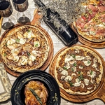 ミエーレ自慢の種類豊富な自家製ピザに、ワインで乾杯♪新宿で飲むならゆっくり出来るソファー席で