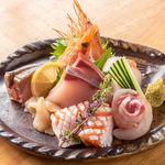 市場直送のお刺し身は鮮度が良く、一口食べるとお口の中が幸せに包まれる♪お酒との相性も抜群です◎