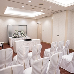 法要の式典会場の一例です。落ち着いた空間で、故人を偲ぶ大切なお集まりを心を込めてお手伝いいたします。お線香は会場の都合により、献花にてご対応させていただいております。式典後のご会食もあわせてご利用いただけます。