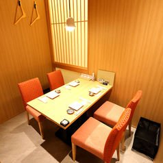 【4名様個室】各種宴会に最適なテーブル席を多数完備しております♪接待や会食にピッタリの懐石コースもございます。黒毛和牛やズワイガニなどワンランク上の海の幸・山の幸を贅沢に使用したコースです。大切なシーンに是非お召し上がりください。