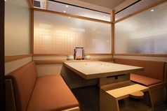 1名様~ご利用可。最大2名様までご利用いただける1階の半個室のお席です。