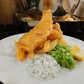 料理メニュー写真&nbsp;フィッシュアンドチップス グリーンピース タルタルソース