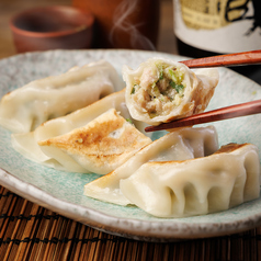 鳥道おすすめ！名物『鶏餃子 & 黒豚餃子』を楽しめる飲み放題付きのコース！の写真