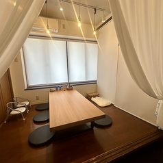 【カーテン仕切りの半個室でお座敷タイプのお席を完備】