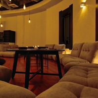 昼はカフェ、夜はバールとして楽しめる多目的な空間。