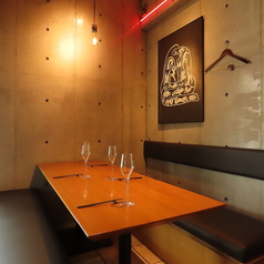 2名用テーブル×6席をご用意。くっつけて利用できます。