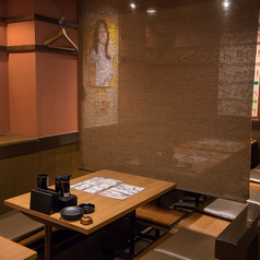 広々としたテーブル席をご用意し会社宴会に最適な環境を整えています。リラックスした雰囲気の中で心地よい時間をお過ごしいただけます。大人数でも対応可能なスペースで、特別なイベントを盛り上げるお手伝いをいたします。