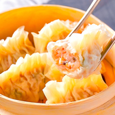 《中国・韓国・居酒屋料理が勢揃い◎フカヒレ餃子も大人気♪》コースでは、中国・韓国・居酒屋料理を一度にお楽しみいただけます。韓国料理の「チーズチヂミ」はチーズと野菜をたっぷり使用。もっちりとした食感で、自家製の専用タレと相性抜群です♪UFOチキンなどの人気メニューもどうぞ。