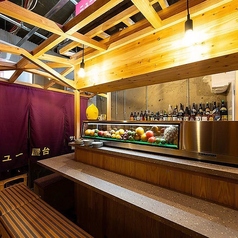 中洲にある屋台へふらりと立ち寄るように、ぜひ当店にもお気軽に足をお運びください。お一人様も大歓迎！ご帰宅前のちょい飲みや、急に決まった同僚との飲み会など様々な場面にぴったりのお席をご用意しております。横並びでお座りいただけるので、デートやお子様連れファミリーにもぴったりです。