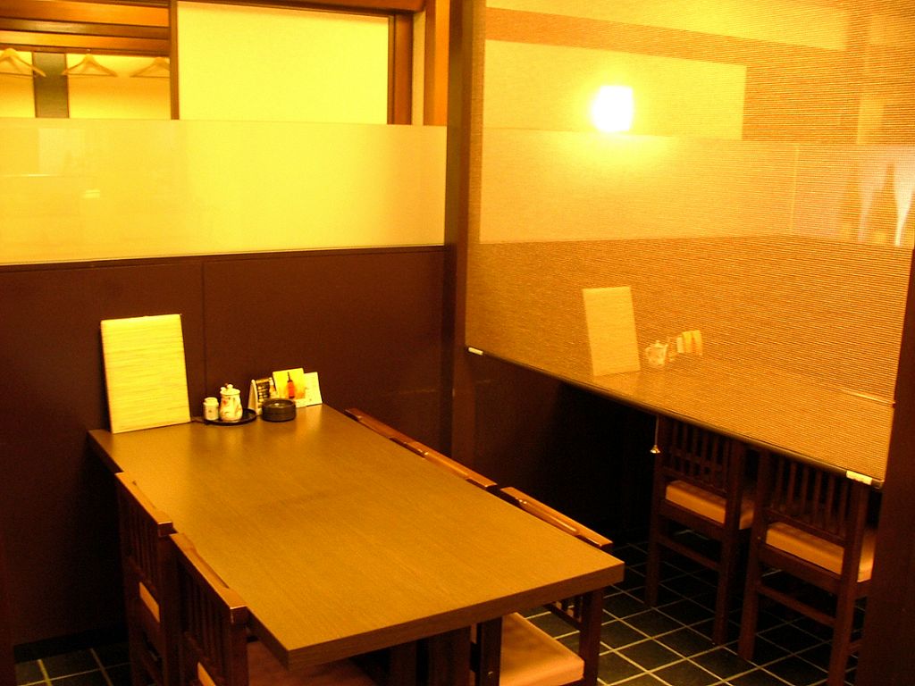 サクッと飲みたいお客様にはテーブル席もおすすめ！