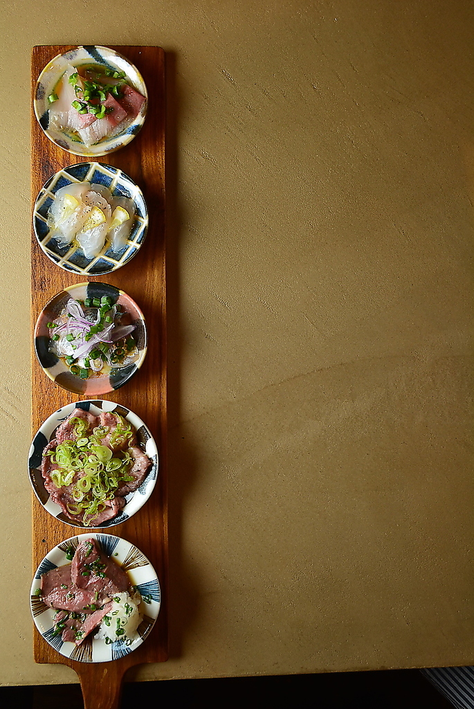 低温調理の牛肉と鮮魚のカルパッチョを盛り合わせにした、カルパッチョの盛り合わせ。まずはこれ