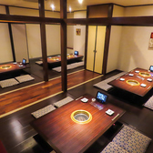 【個室は最大20名様まで収容可能】自分たちだけの空間で会話や食事を楽しめる個室は、さまざまなシーンに最適です。周囲に気を遣わずに済むため、お子様連れの方のお食事にも向いています。