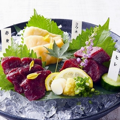 厳選馬肉　馬刺し3種盛り合わせ（赤身、コウネ、ヒレ）の写真