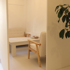 【個室ソファー席 2～3名様】友達との集まりやデートにぴったりな、落ち着いた雰囲気のお席です。周囲を気にせず、思い出に残る会話を楽しむことができるのがポイントです◎