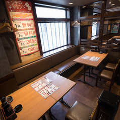 女子会にぴったりのゆったりしたテーブル席をご用意しています♪おしゃれな雰囲気の中で、友達との楽しい会話や笑い声が弾むひとときをお楽しみいただけます。特別な時間を彩るお料理とともに、素敵な女子会をお過ごしください。お待ちしています！