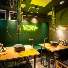 シックで落ち着いた雰囲気のテーブル席。プライベート感もあり少人数のご宴会にも最適です。