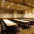 【最大50名様までご利用可能】＜10名以上・20名以上・30名以上用途に応じた個室有＞人数や用途に合わせたお席をご用意可能です。忘年会、新年会など各種会社宴会や、同窓会、二次会など様々なシーンにご利用いただけます。大人数でのご宴会もお気軽にご相談ください。
