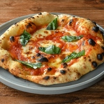 3日間熟成生地を400℃の石窯で。外パリ中もちの自慢の窯焼きピザ◎