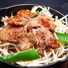 山盛りもやしとラムタンの鉄板焼き