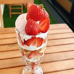 贅沢いちごパフェ