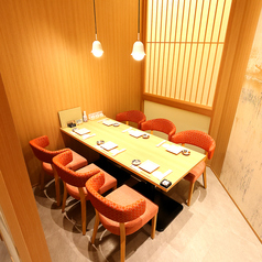 【6名様個室】少人数の宴会やデートにも最適な席も完備しております！なんば駅すぐの当店では、店内からは外の景色も堪能出来ます◎景色を眺めながら大切なお友達との食事やデートなど様々なシーンに是非お越しください。