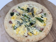 菜の花と卵のホワイトピッツァ