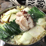 ぷりぷりのもつがたっぷり入った絶品もつ鍋。野菜の甘みとニラの風味が溶け合うスタミナ満点の一品。