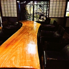個室にはいると、天然木の一枚板のテーブルが配置され、黒を基調とした座り心地の良い席を完備。和の趣きを感じる和モダンな空間が広がり、落ち着いてお食事を楽しみことができます。