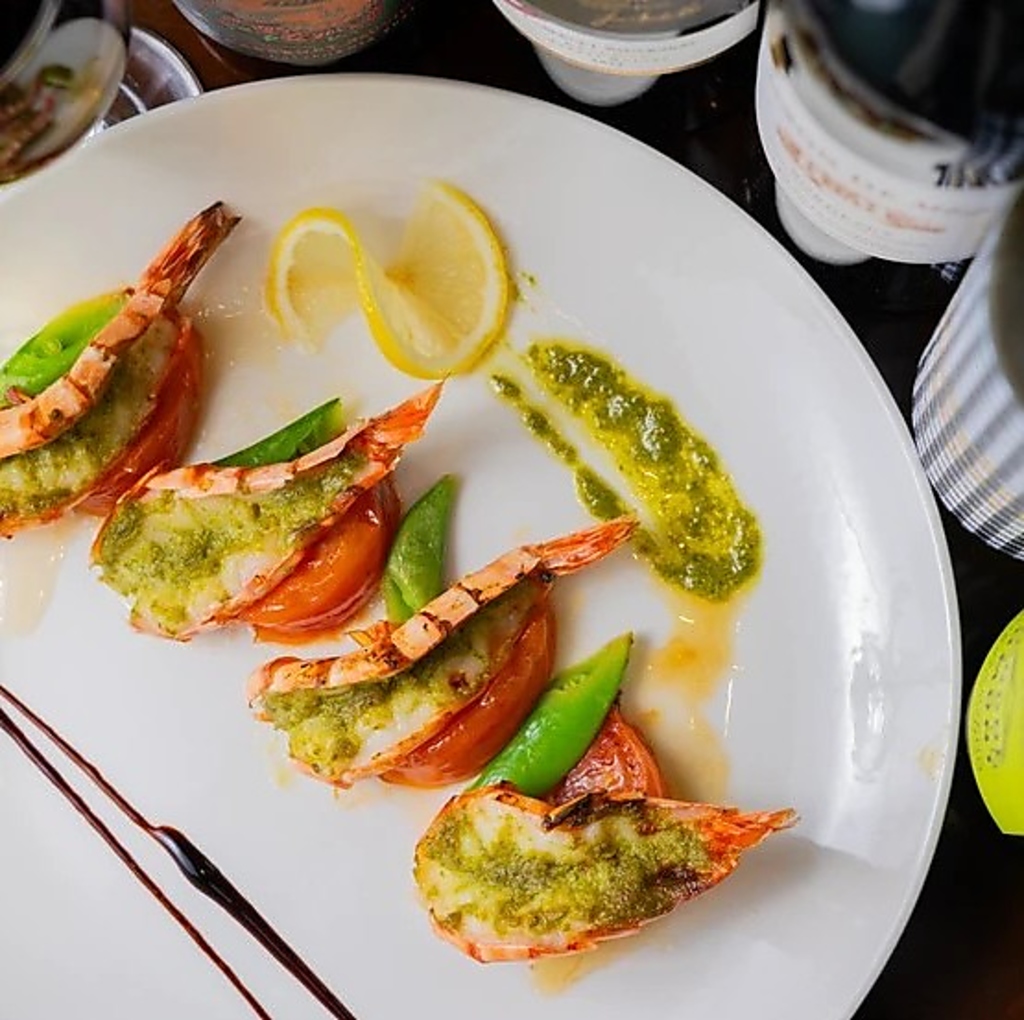 鮮やかな色合いの前菜やメインディッシュが、食欲をそそる美しい盛り付けでお楽しみいただけます♪