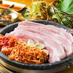 韓国料理の代名詞「サムギョプサル」は国産豚バラ肉を使用！自家製味噌、ゴマ塩ダレで召し上がれ