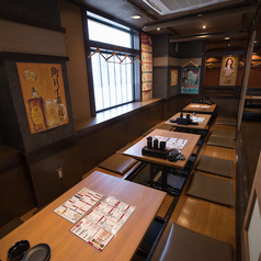 居心地の良いテーブル席をご用意し、訪れる皆様に特別な時間を提供します。バラエティ豊かな料理も楽しめるため、食の冒険が待っています。友人との会話や家族の団らんにぴったりの空間で、心温まるひとときをぜひご満喫ください。おいしい料理とリラックスした雰囲気が、素敵な思い出を作ります。