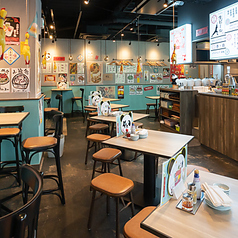 テーブル席は３名×３卓、４名×７卓ご用意しております。