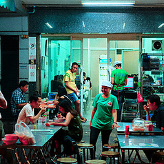 タイ屋台の雰囲気をそのまま楽しんでいただけるカウンター席です。