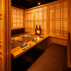 ★2～4名様個室★こだわりのおしゃれな和空間が非日常的なお時間をお届けします♪ご友人様との飲み会や、会社のご同僚様など、親しい方とお楽しみいただくのももちろん、接待などでご利用いただくのにも最適な個室となっております！(有楽町/和食/地鶏/地魚/居酒屋/個室/デート/女子会/誕生日/記念日/宴会)