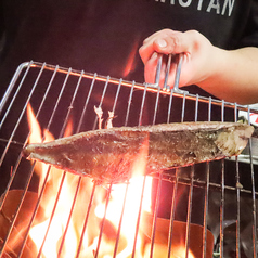 豪快な炎で焼き上げるライブ感と格別な味わい