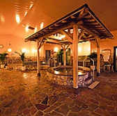 10種類のお風呂完備のはなの湯で日々の疲れを癒してていただけます。木のぬくもりを感じられる檜風呂をメインにした「和のゆ」と、自然な岩の質感が心地いい岩風呂をメインとした「蔵のゆ」。趣の違う二つのスペースは定期入替り式となっておりますので訪れる度に違った雰囲気を味わうことができる空間です。